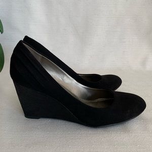 Bandolino Toulon Microsuede Wedge Heel Pumps Woman’s 7.5M